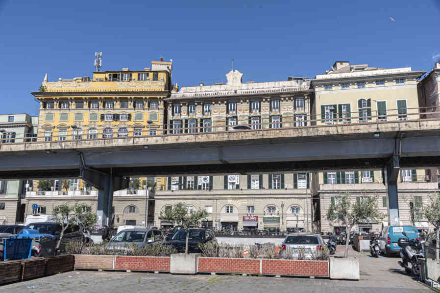 Italia - Génova 112 - plaza Caricamento.jpg